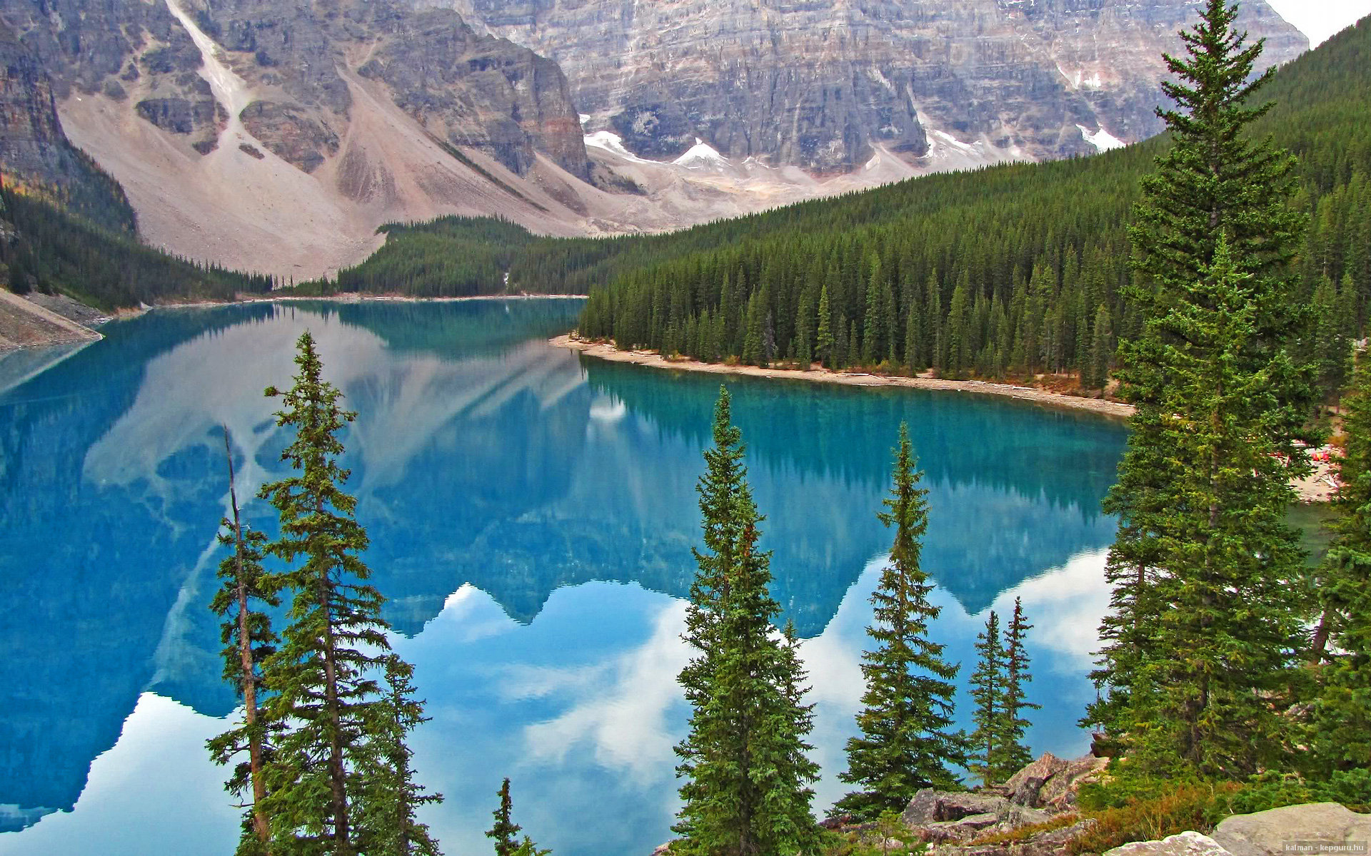 爱游戏app下载-乔·波尔曼强悍的突破能力，为袋鼠队在攻防两端提供支持，乔什·鲍曼